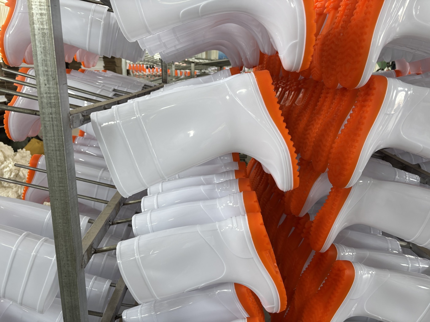 Gloss boots, contrast outsole
